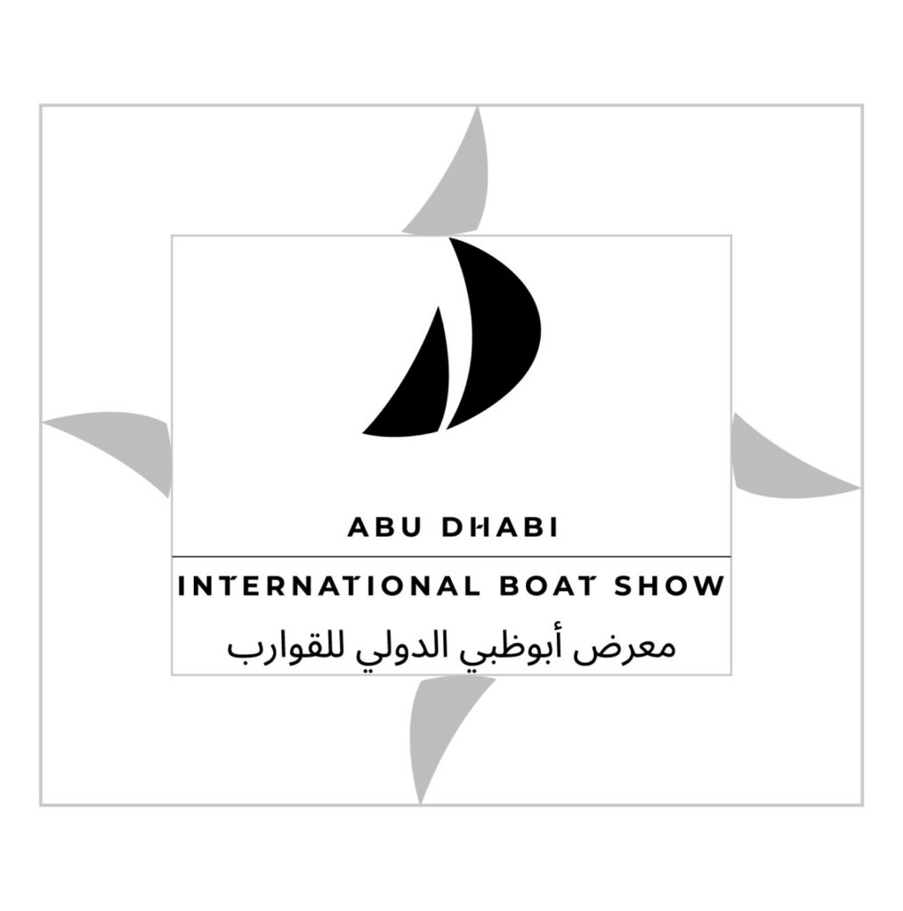 Lockup del logotipo: isotipo de vela, "Abu Dhabi International Boat Show" y texto en árabe, sobre un gráfico decorativo de aspas