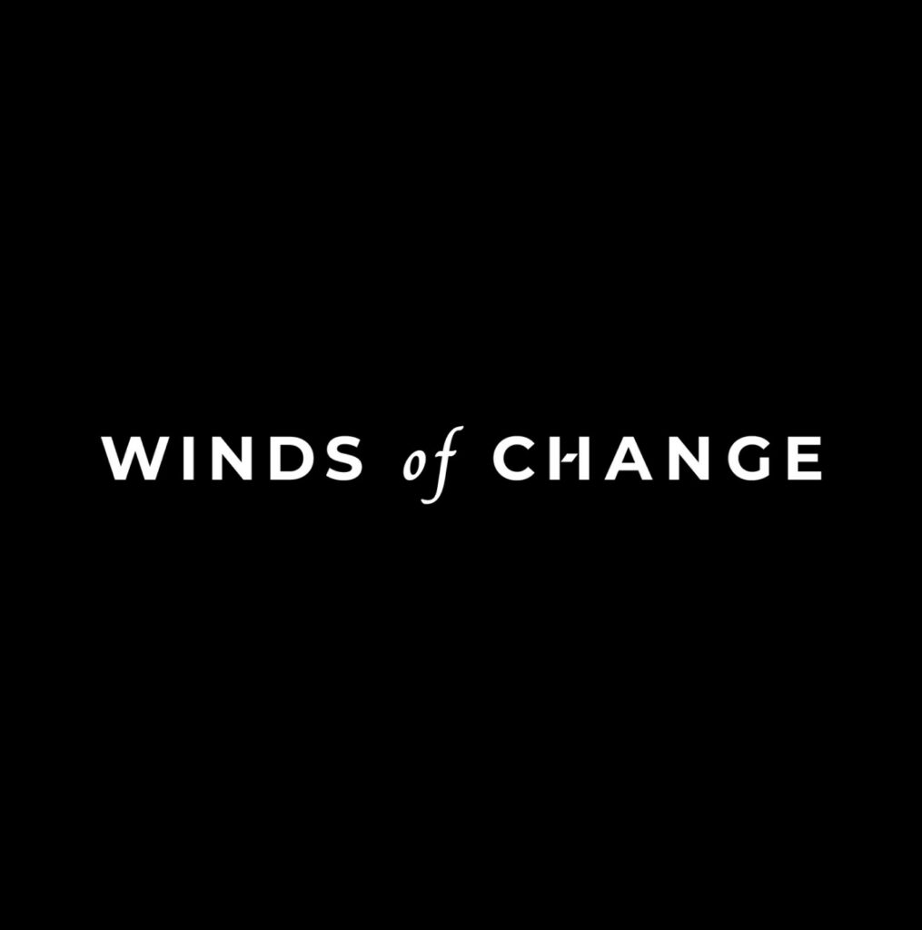 Lema "Winds of Change" sobre fondo negro