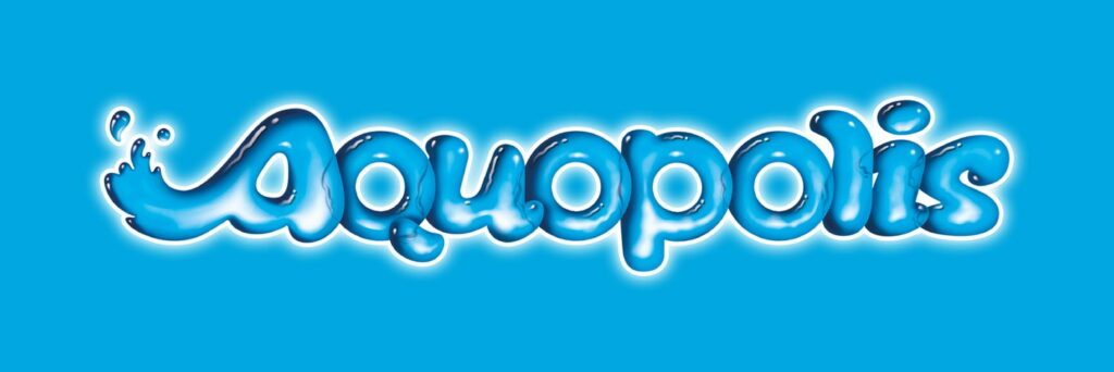 Logotipo Aquopolis con efecto de letras de agua, en azul sobre fondo celeste