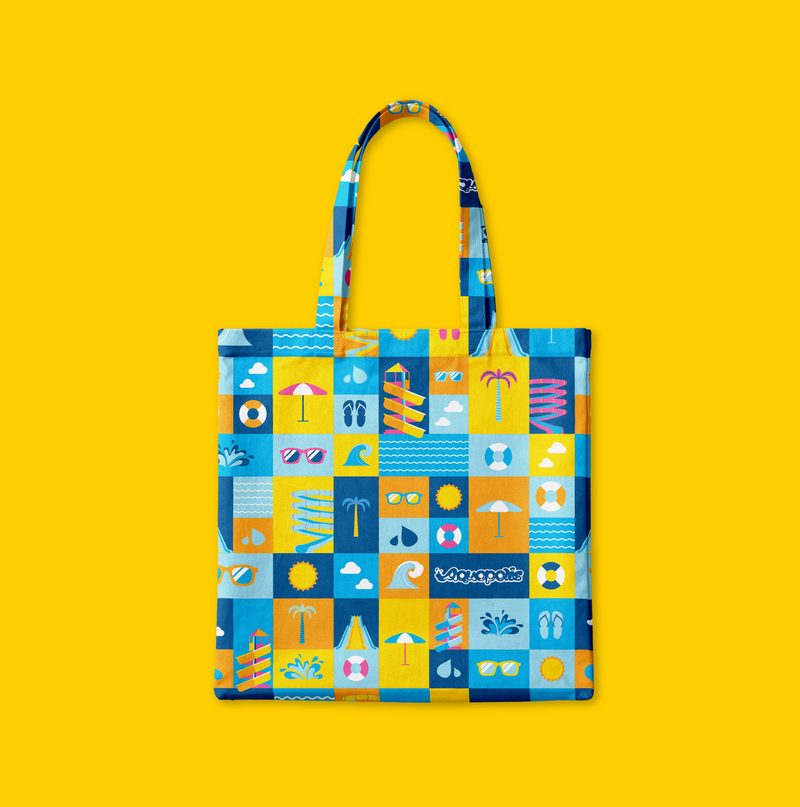 Bolsa de tela con el patrón de iconos veraniegos de Aquopolis y el logotipo en el centro