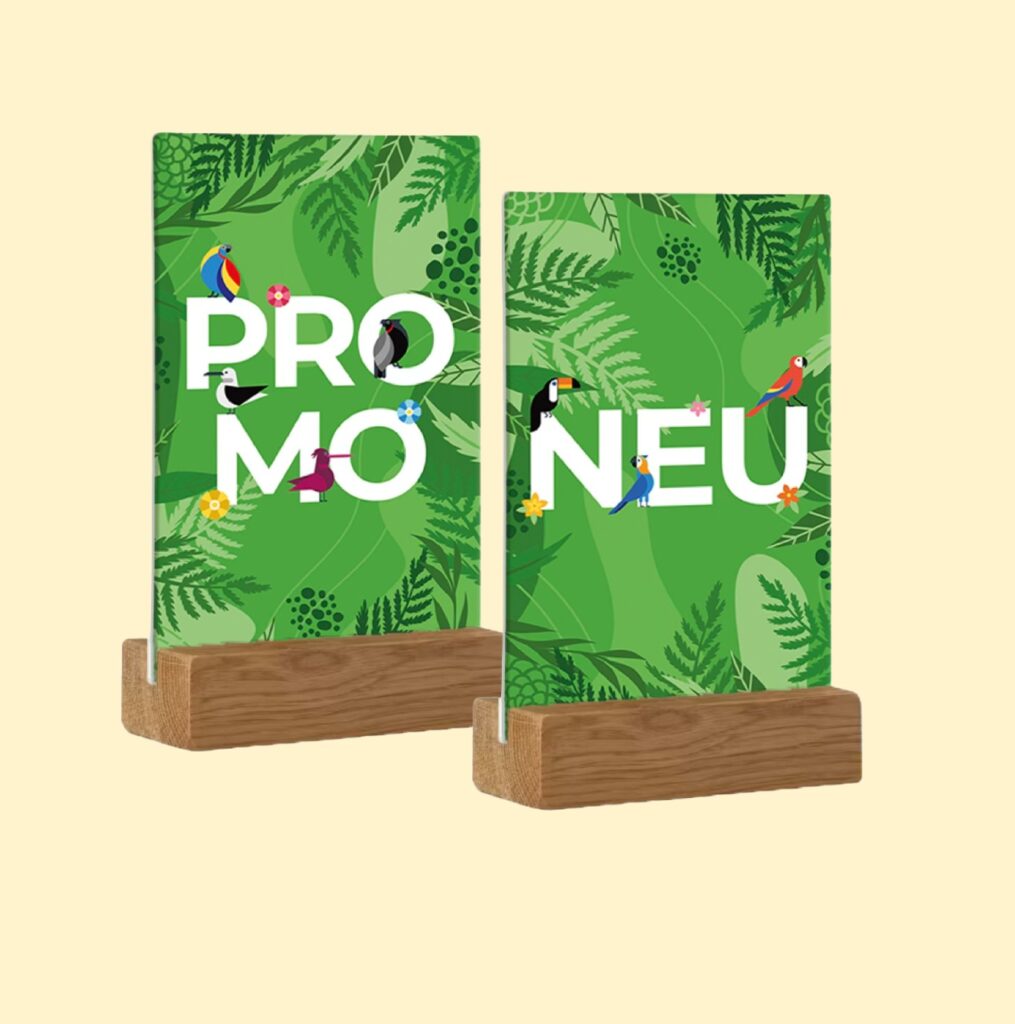 Tarjetas promocionales “Promo Neu” sobre fondo verde