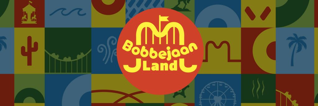 Logotipo circular rojo "BobbejaanLand" con la silueta de una montaña rusa, sobre un patrón ilustrado de temática western (cactus, palmeras, noria, herradura)