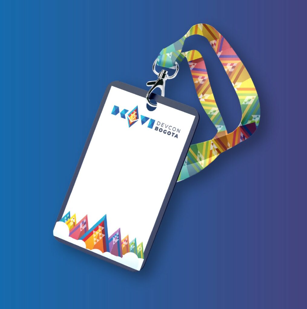 Acreditación con cordón estampado de montañas triangulares de colores y el logotipo "Devcon Bogotá"