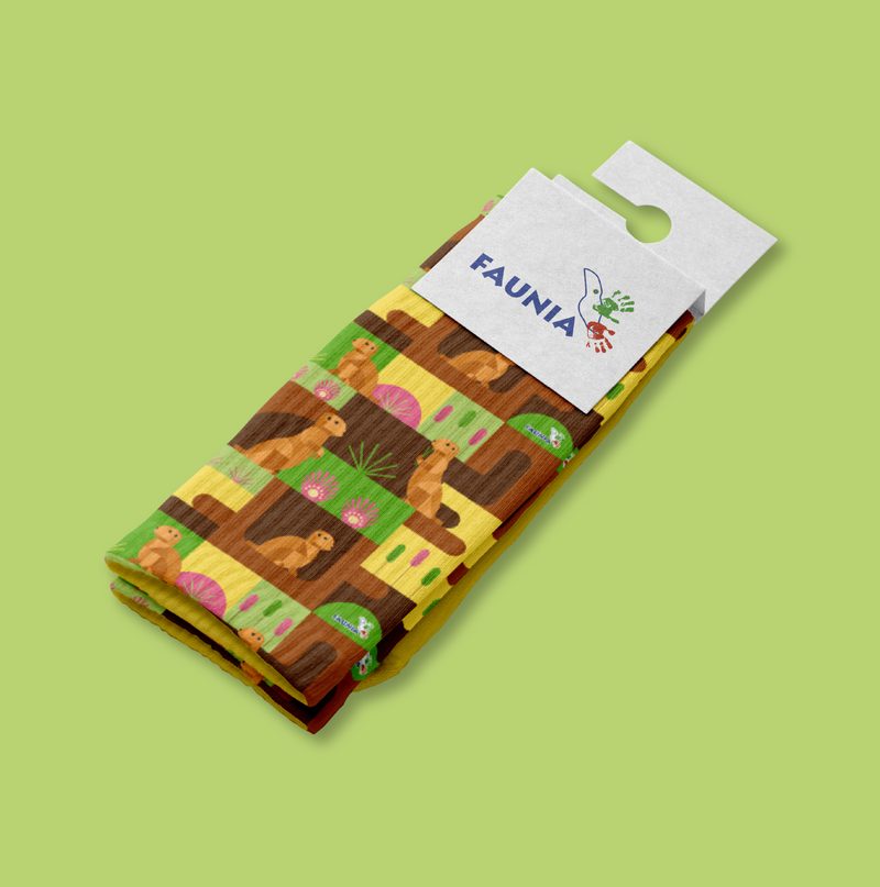 Bolsa de tela verde con un patrón de hojas tropicales y el logotipo de Faunia