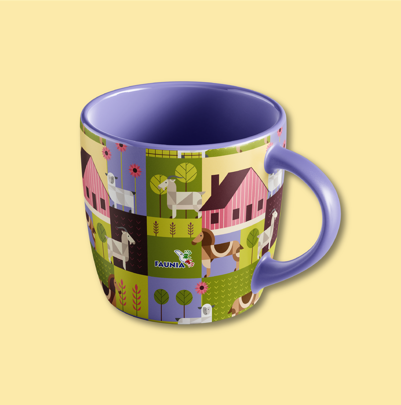 Taza morada con una ilustración de vegetación en tonos verdes