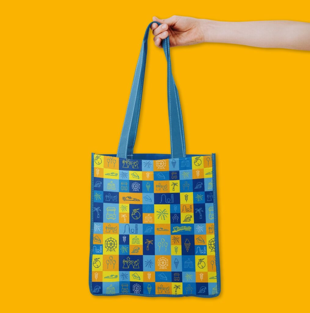 Bolsa de tela con un patrón azul y amarillo de iconos de carretera y el logotipo de Mirabilandia
