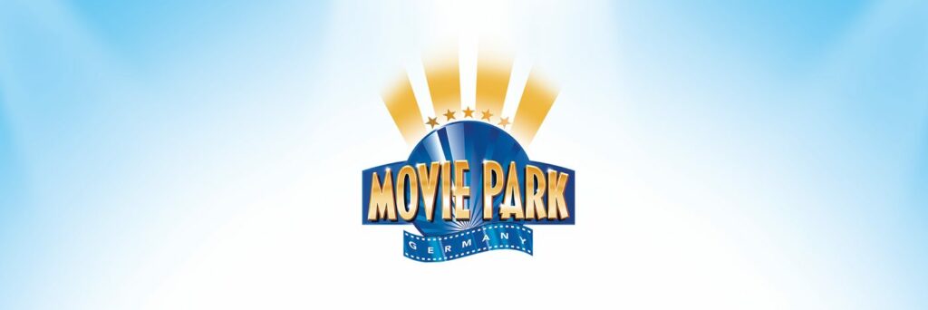 Banner con el logotipo de Movie Park sobre un fondo de rayos de sol azul y blanco