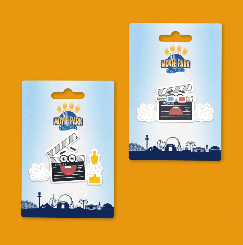 Dos carteles verticales con la ilustración del mapa del parque en azul y amarillo