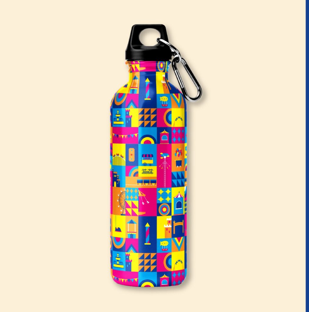 Botella reutilizable con un patrón colorido y el logotipo del Parque de Atracciones de Madrid