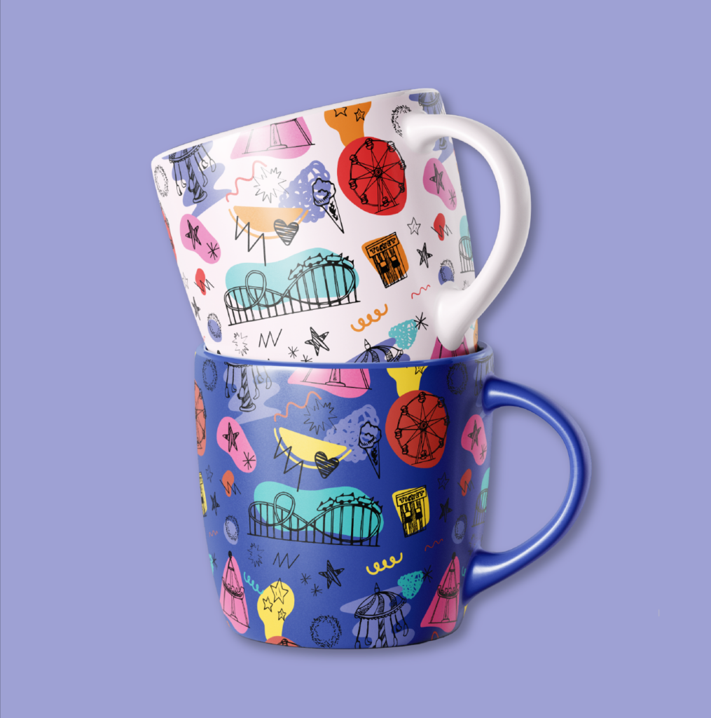Tazas apiladas con un patrón colorido de atracciones