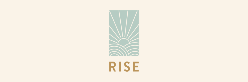 Fondo crema con el logotipo de rayos de sol en color verde azulado y el logotipo "RISE"