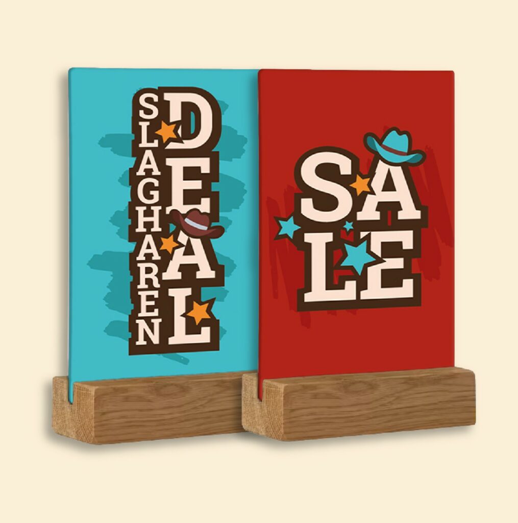 Dos carteles de madera con tipografía western: "Slagharen Deal" en turquesa y "Sale" en rojo