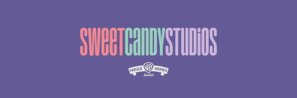 Cartel morado con el logotipo colorido de Sweet Candy Studios, junto al escudo de Parque Warner Madrid