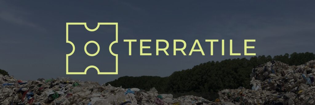Banner fotográfico de un vertedero con el logotipo de Terratile, un icono de pieza de puzle