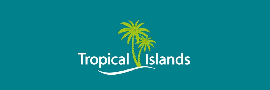 Logotipo Tropical Islands con dos palmeras y una ola, en blanco sobre fondo turquesa