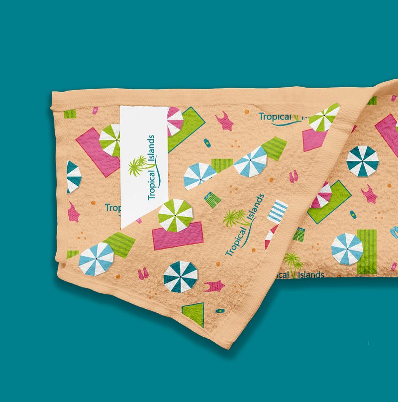 Toalla de playa estampada con el patrón de sombrillas y el logotipo Tropical Islands