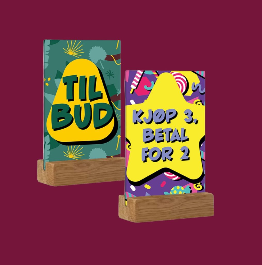 Carteles promocionales “Til Bud” y “Kjøp 3, Betal for 2” en turquesa y amarillo
