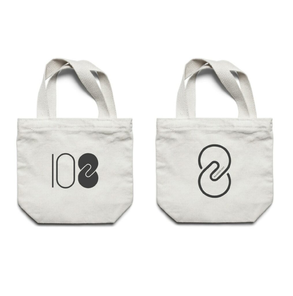 Dos bolsas de tela con el logotipo 108 y el isotipo de infinito