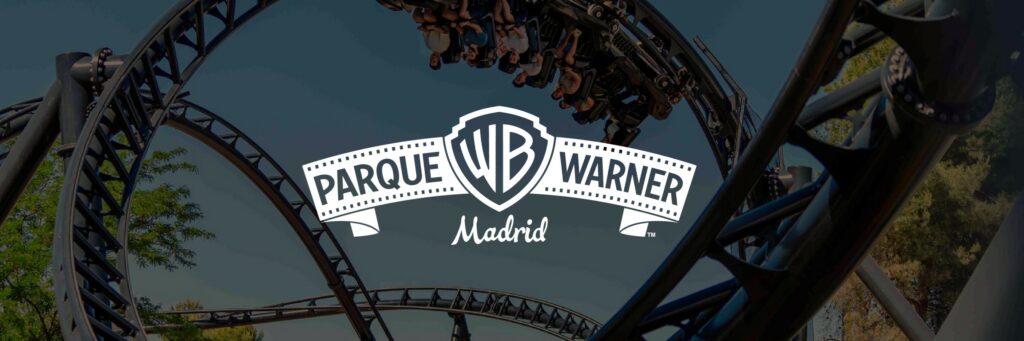 Fotografía de una montaña rusa con el logotipo "Parque Warner Madrid" superpuesto