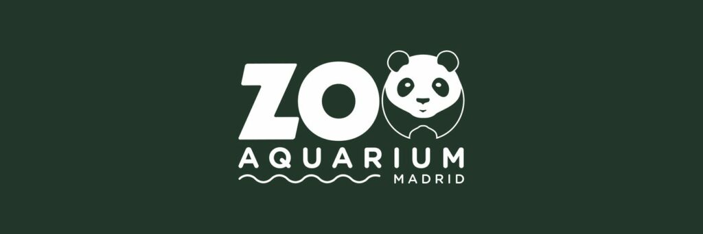 Logotipo Zoo Aquarium Madrid: la palabra ZOO con un panda como segunda O, y AQUARIUM MADRID debajo, en blanco sobre fondo verde oscuro