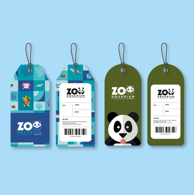 Cuatro etiquetas colgantes de producto, dos con patrón marino y dos con la ilustración de un panda, con el logotipo Zoo Aquarium Madrid