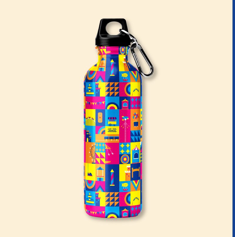 Botella reutilizable con un patrón colorido y el logotipo del Parque de Atracciones de Madrid