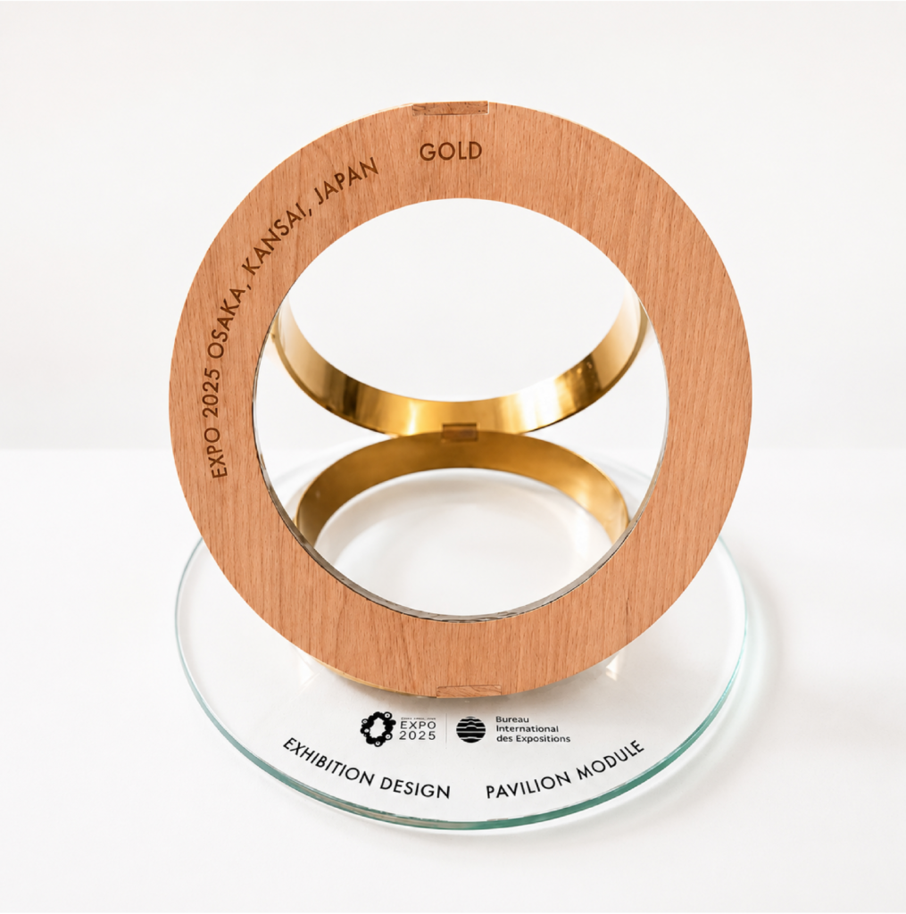 Trofeo circular de madera y dorado "EXPO 2025 OSAKA, KANSAI, JAPAN — GOLD — Exhibition Design — Pavilion Module"