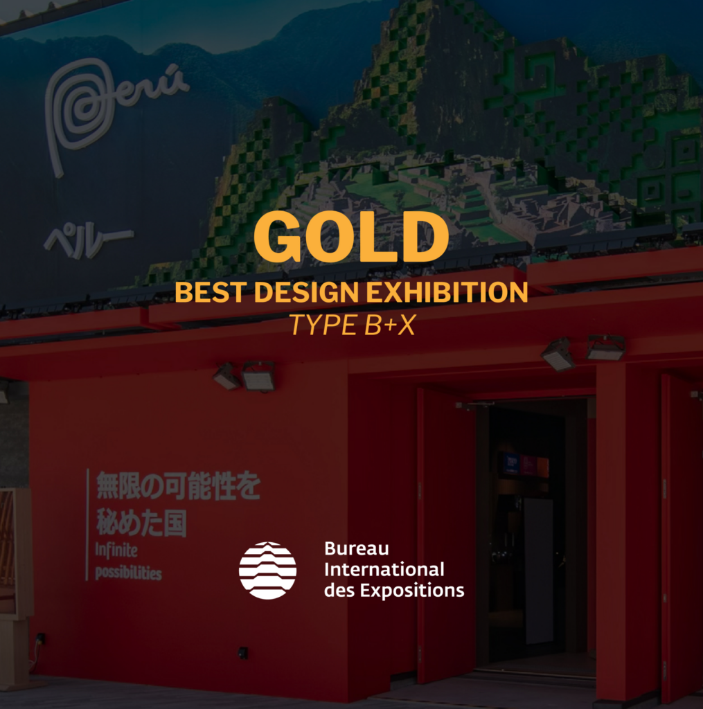 Fachada del pabellón con el banner "GOLD — Best Design Exhibition — Type B+X" y el logotipo del Bureau International des Expositions, sobre un mural de Machu Picchu en pixel art